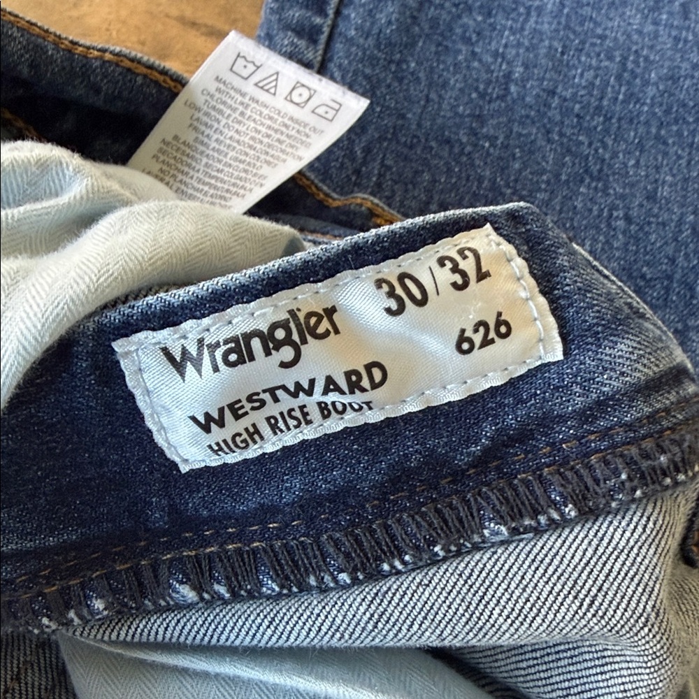 Women’s Wrangler Jeans - Picture 5 of 5